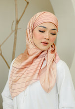 Load image into Gallery viewer, Qaseh Square Hijab (Peach)