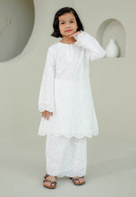 Load image into Gallery viewer, Teduh Girl (White)