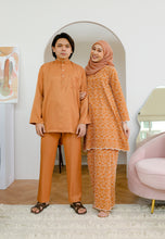 Load image into Gallery viewer, Baju Melayu Daisy Men (Brick Brown)
