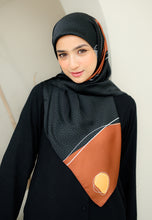 Load image into Gallery viewer, Qhash Square Hijab (Black)