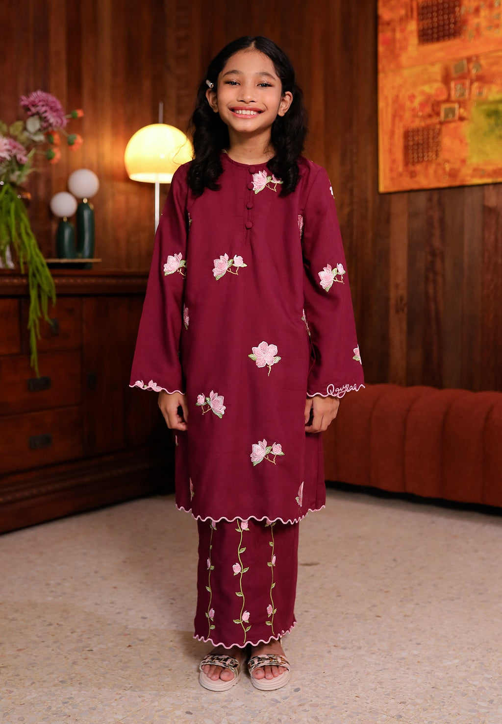 Lestari Kurung (Girl)