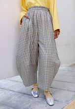 Load image into Gallery viewer, Vega Barrel Pants (Taupe Grey)