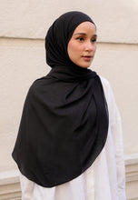 Load image into Gallery viewer, Liyyan Halfmoon Shawl (Black)