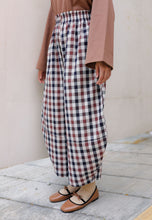 Load image into Gallery viewer, Vega Barrel Pants (Brown Black)