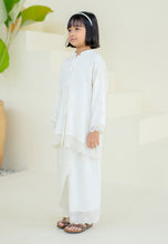 Load image into Gallery viewer, Bertemu Girl (Cream White)