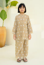 Load image into Gallery viewer, Bertemu Girl (Brown)