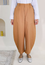 Load image into Gallery viewer, Malia Barrel Pants (Brown)