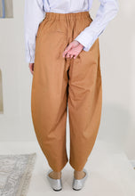 Load image into Gallery viewer, Malia Barrel Pants (Brown)
