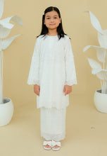 Load image into Gallery viewer, Kukuh Girl (White)