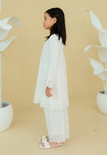 Load image into Gallery viewer, Kukuh Girl (White)