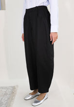 Load image into Gallery viewer, Malia Barrel Pants (Black)