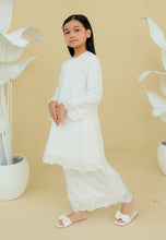 Load image into Gallery viewer, Kukuh Girl (White)