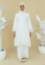 Load image into Gallery viewer, Kukuh Kurung (White)