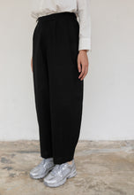 Load image into Gallery viewer, Malia Barrel Pants (Black 2.0)