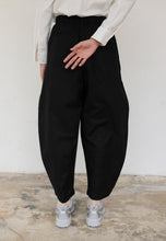 Load image into Gallery viewer, Malia Barrel Pants (Black 2.0)