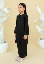 Load image into Gallery viewer, Kukuh Girl (Black)