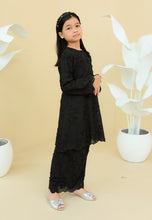 Load image into Gallery viewer, Kukuh Girl (Black)