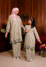 Load image into Gallery viewer, Kuntum Kurung (Strawberry Matcha)