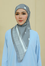 Load image into Gallery viewer, Qayffiyeh Printed Square (Grey)