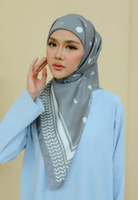 Load image into Gallery viewer, Qayffiyeh Printed Square (Grey)