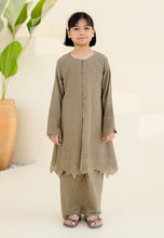 Load image into Gallery viewer, Seiring Girl (Olive Green)