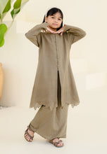 Load image into Gallery viewer, Seiring Girl (Olive Green)