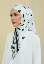 Load image into Gallery viewer, Qayffiyeh Printed Square (Pearl White)
