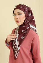 Load image into Gallery viewer, Qayffiyeh Printed Square (Dark Choco)