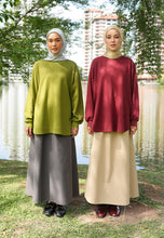 Load image into Gallery viewer, Zoe Curved T-Shirt (Maroon)