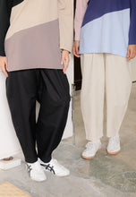 Load image into Gallery viewer, Malia Barrel Pants (Black)