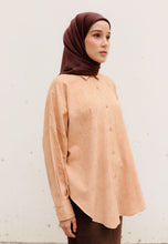 Load image into Gallery viewer, Leena Curved Top (Brown)