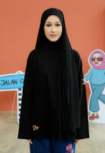 Load image into Gallery viewer, Tak Qaysaa Mana T-Shirt (Black)