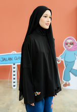 Load image into Gallery viewer, Tak Qaysaa Mana T-Shirt (Black)