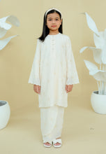 Load image into Gallery viewer, Akrab Girl (White)