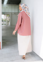 Load image into Gallery viewer, Hessa Linen Top (Blush)