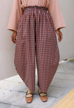 Load image into Gallery viewer, Vega Barrel Pants (Caramel Brown)