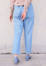 Load image into Gallery viewer, Boyfriends Jeans Buttoned (Light Blue)