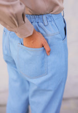 Load image into Gallery viewer, Boyfriends Jeans Buttoned (Light Blue)