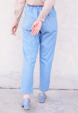 Load image into Gallery viewer, Boyfriends Jeans Buttoned (Soft Blue)