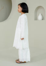 Load image into Gallery viewer, Teduh Girl (White)