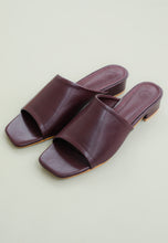 Load image into Gallery viewer, Amber Panel Mules (Wine)